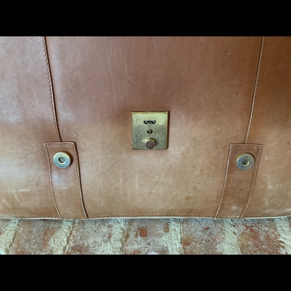 Volare Tan Leather Unisex Messenger Bag - Picture 5 of 15